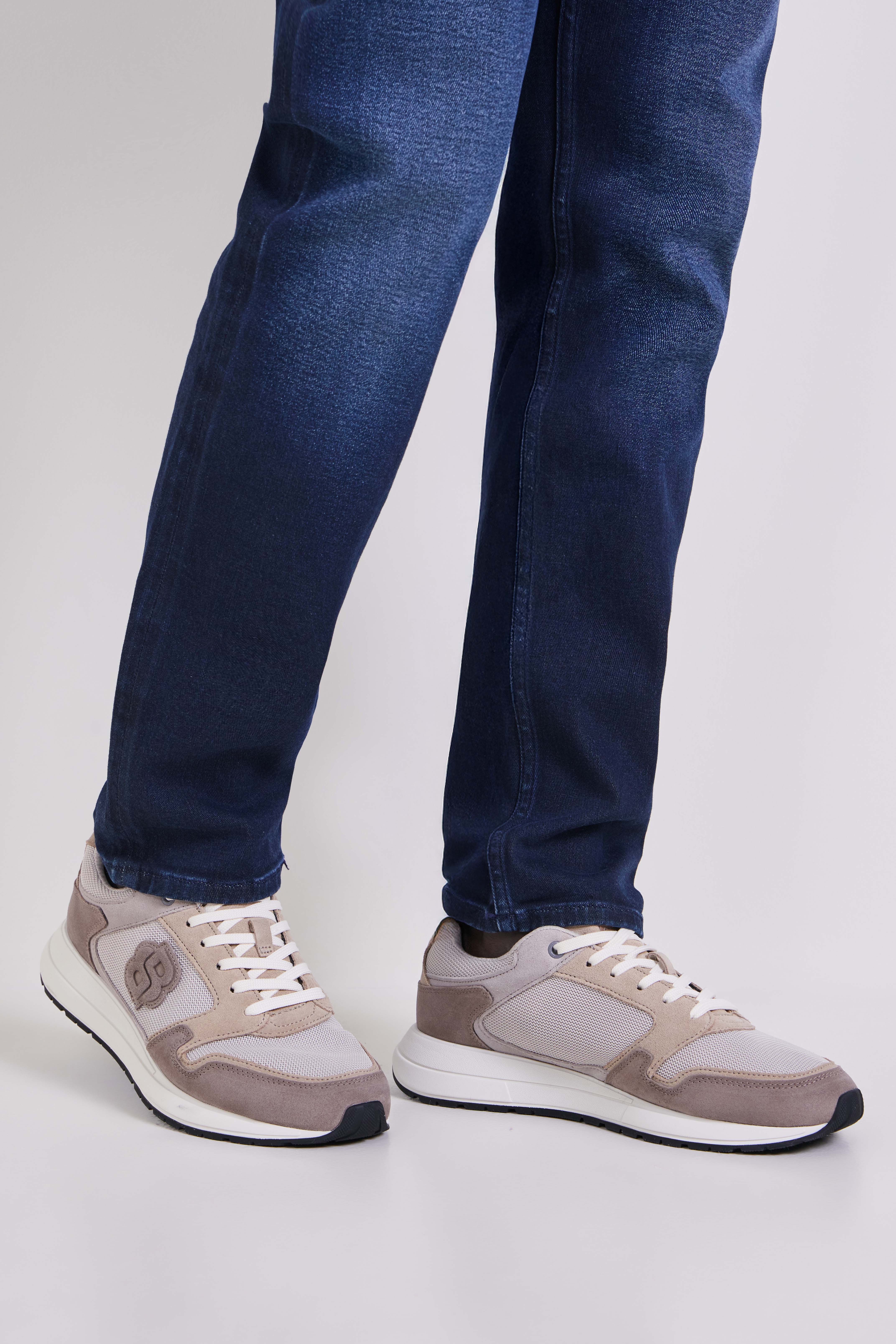 תמונת כל הלוק של נעלי סניקרס